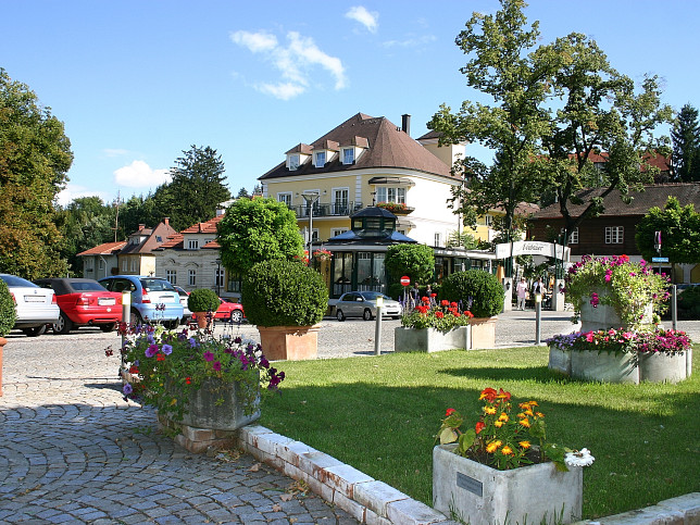 Bad Sauerbrunn, Hauptplatz