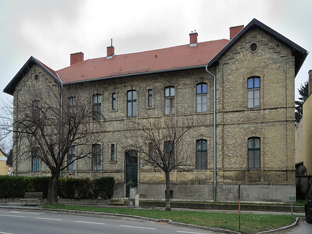 Bruckneudorf, ÖBB-Wohnhaus