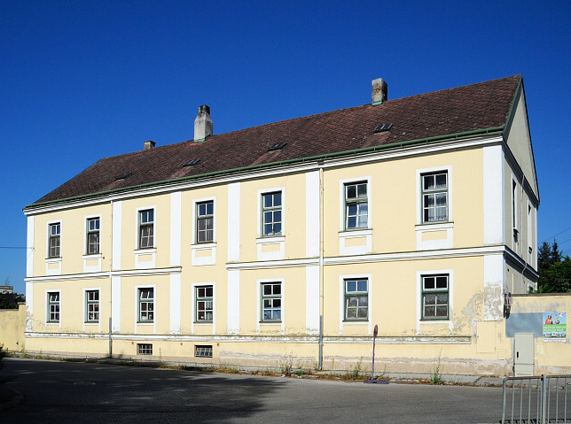 Bruckneudorf, Wohnhaus, Benedekkaserne