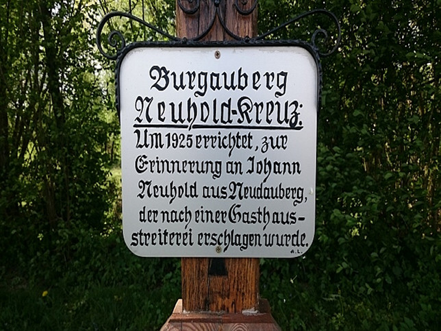 Burgauberg, Neuhold-Kreuz
