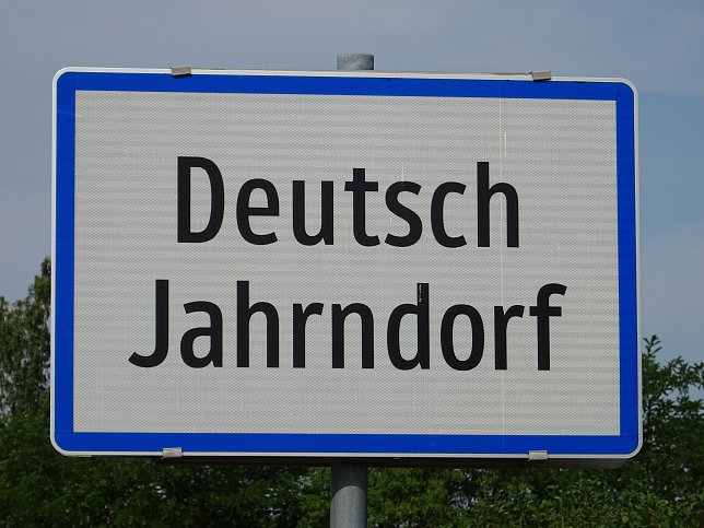 Deutsch Jahrndorf, Ortstafel