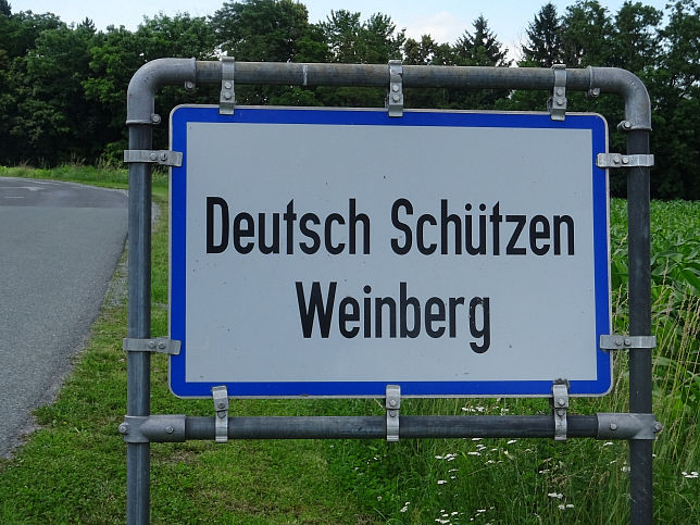Deutsch Schtzen Weinberg, Ortstafel