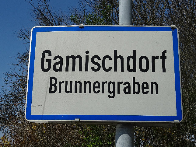 Gamischdorf-Brunnergraben, Ortstafel