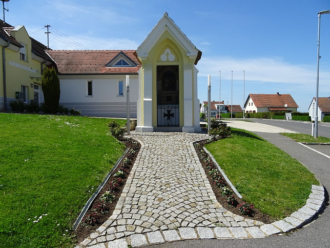 Großmürbisch, Wegkapelle mit dem Kriegerdenkmal