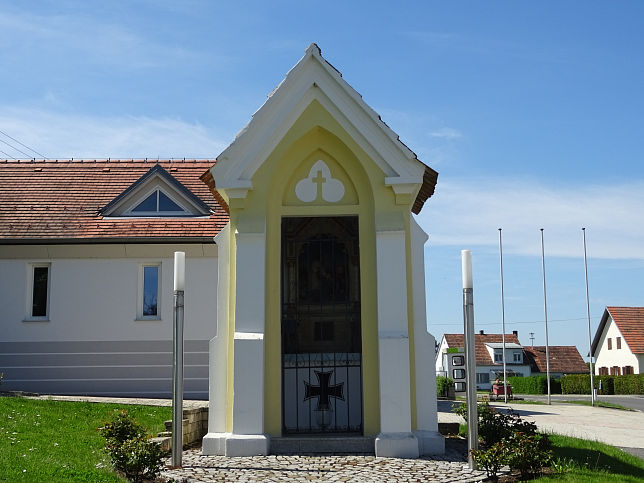 Großmürbisch, Wegkapelle mit dem Kriegerdenkmal