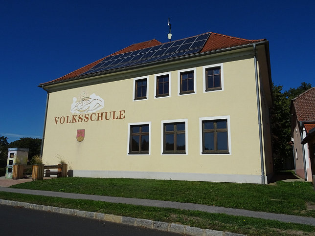Hackerberg, Volksschule