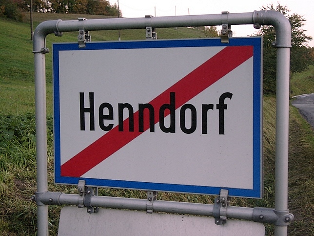 Henndorf, Ortstafel