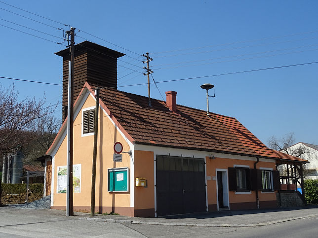 Höll, Feuerwehr und Gemeindehaus