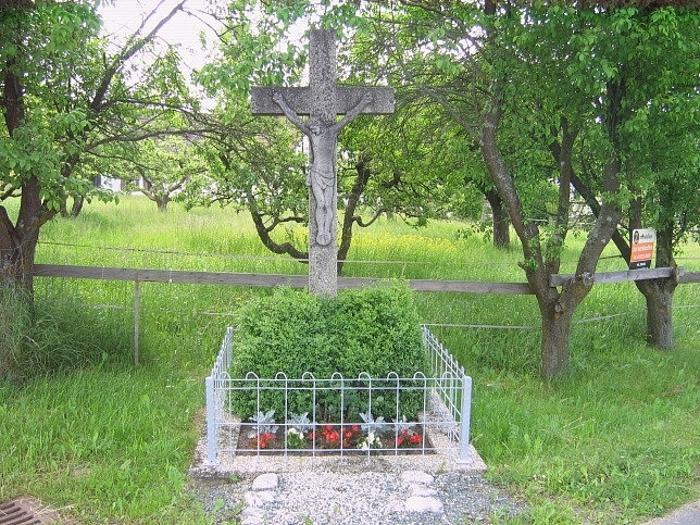 Inzenhof, Kreuz aus Stein