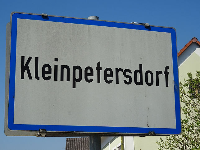 Kleinpetersdorf, Ortstafel
