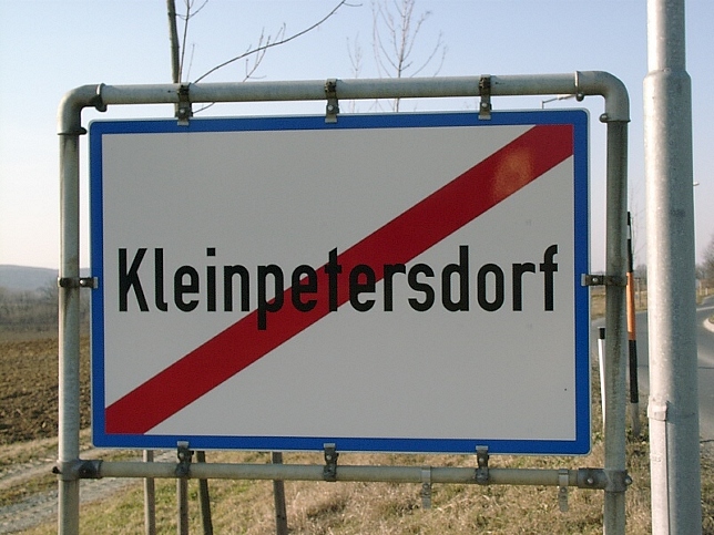Kleinpetersdorf, Ortstafel
