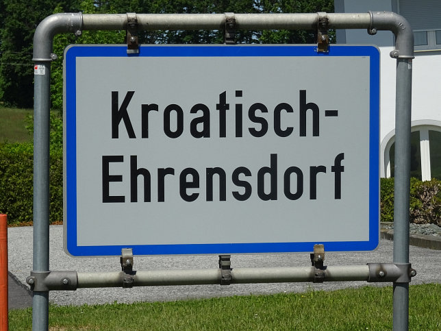 Kroatisch Ehrensdorf, Ortstafel