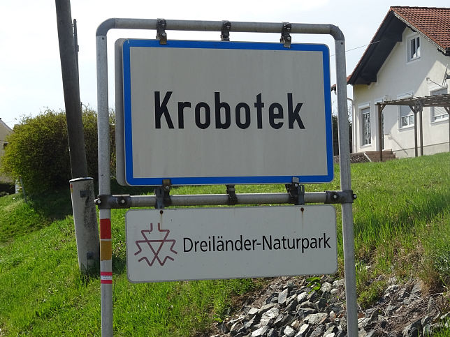 Krobotek, Ortstafel
