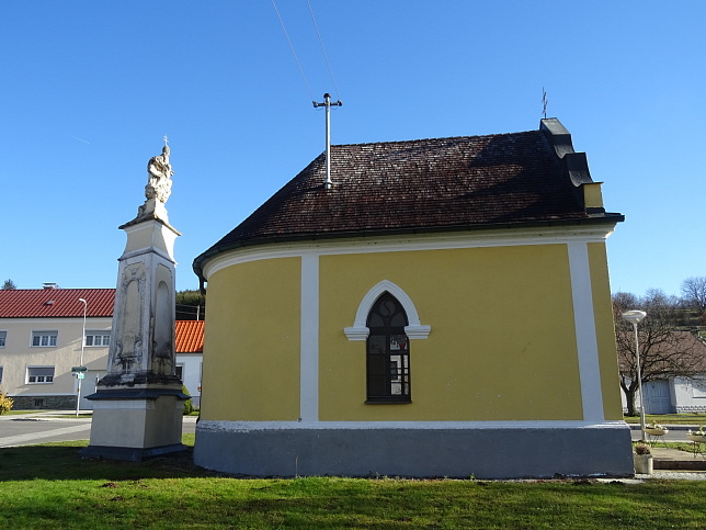 Litzelsdorf, Patriziuskapelle mit Pestsäule