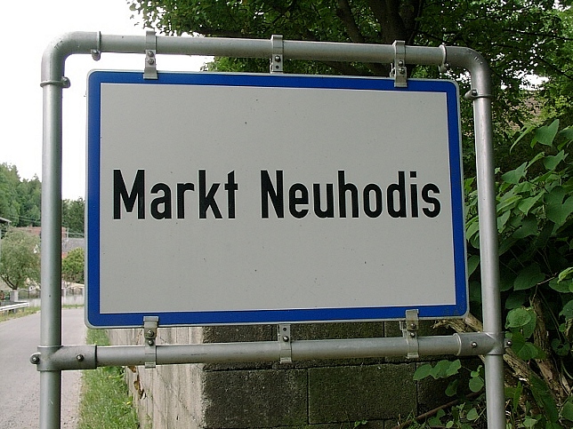Markt Neuhodis, Ortstafel