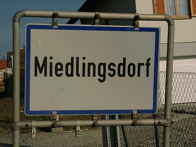 Miedlingsdorf, Ortstafel