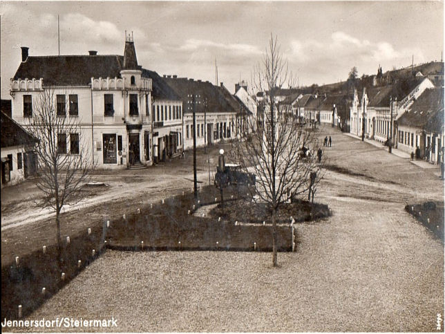 Jennersdorf, Kriegerdenkmal und Hauptstraße