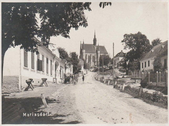 Mariasdorf, Stra�e mit Pfarrkirche Mariae Himmelfahrt