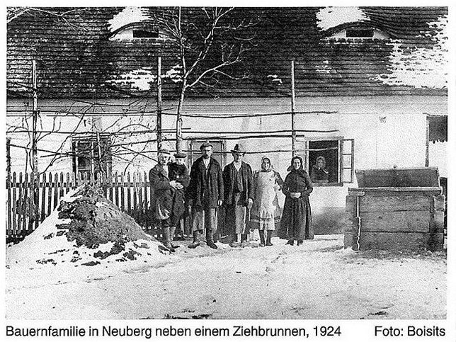 Neuberg, Bauernfamilie neben Zierbrunnen